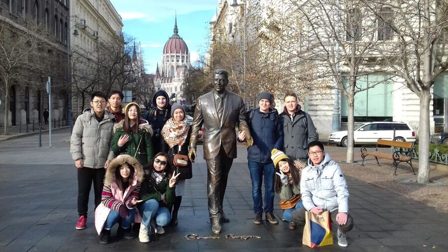 Budapest: City Center Walking Tour - St. Stephen’s Basilica and the traditional pedestrian streets