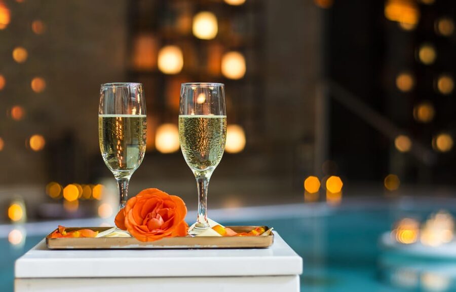 Budapest: Couple Holistic Swedish Massage with Jacuzzi Time - Food, drinks, and the option to linger