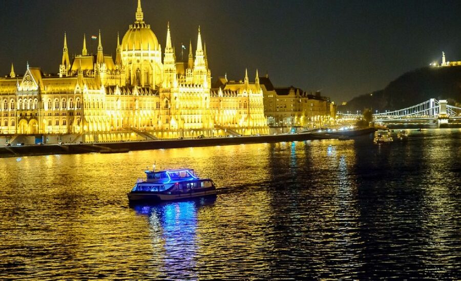 Budapest: Danube Drink and Piano Show - Buda Castle and Castle Hill from the Danube