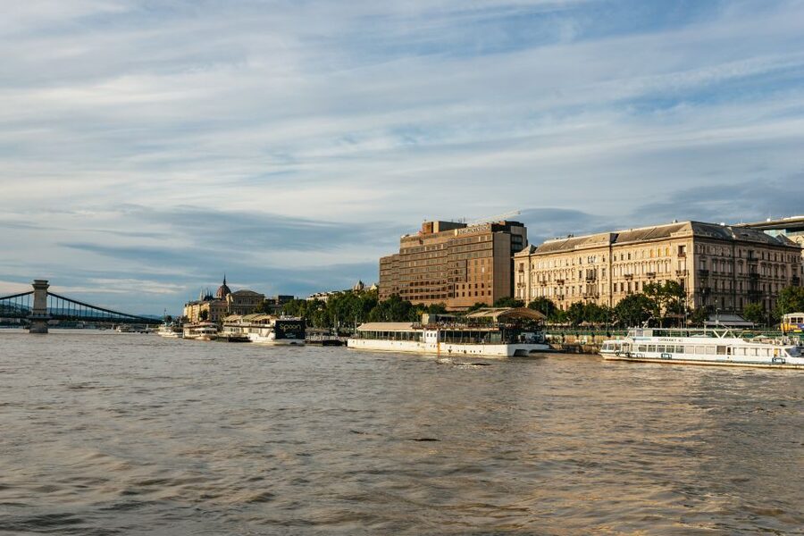 Budapest: Danube River City Lights Express Cruise - Gellért Hill, Liberty Bridge, and the Buda side