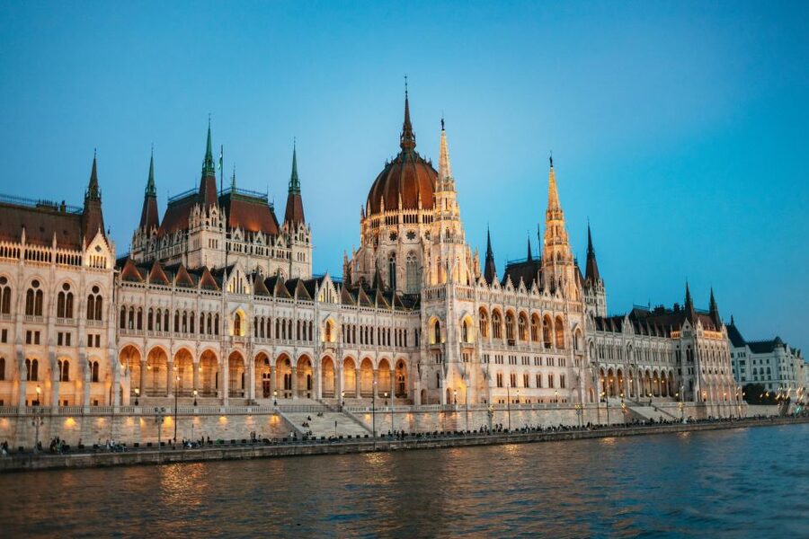 Budapest: Danube River Cruise with Dinner and Prosecco - The Gróf Széchenyi and the feel of the boat