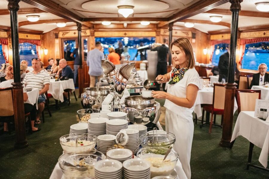 Budapest: Danube River Cruise with Dinner and Prosecco - Choosing between goulash and the buffet