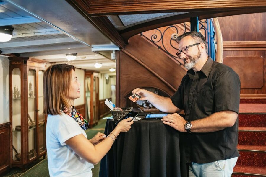 Budapest: Danube River Cruise with Dinner and Prosecco - Who should book this cruise?
