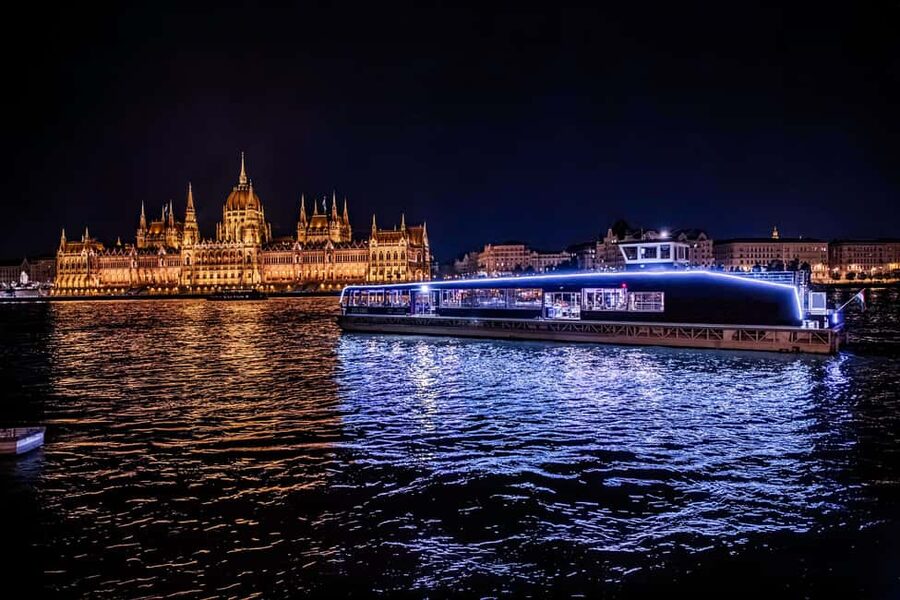 Budapest: Danube River Sightseeing Cruise with Audio Guide - What this one-hour Budapest cruise actually gives you