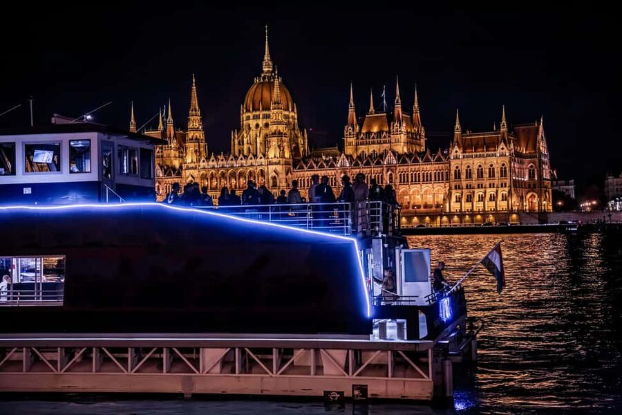 Budapest: Danube River Sightseeing Cruise with Audio Guide - The audio guide depends on your phone