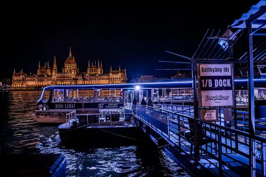 Budapest: Danube River Sightseeing Cruise with Audio Guide - Crowds, seating, and the onboard feel