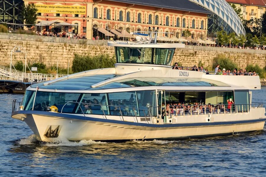 Budapest: Daytime Sightseeing Boat Cruise - The first drink and the boat setup