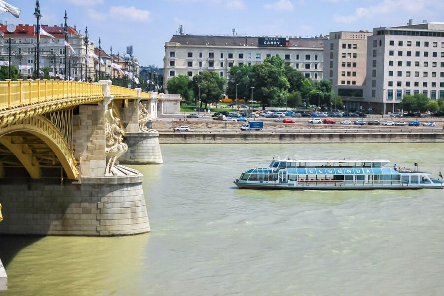 Budapest: Daytime Sightseeing Boat Cruise - Parliament, the bridges, and the Pest side