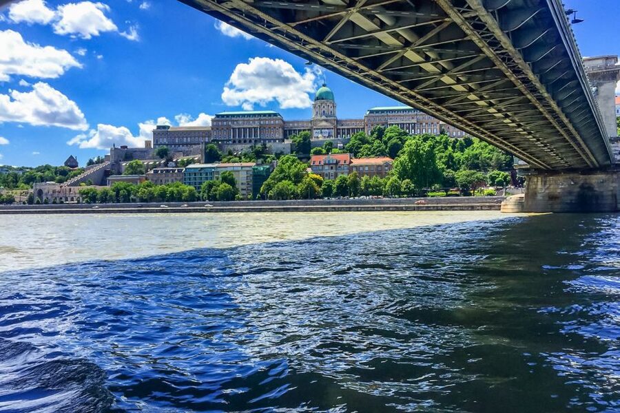 Budapest: Daytime Sightseeing Boat Cruise - Audio timing: useful, but not perfectly precise