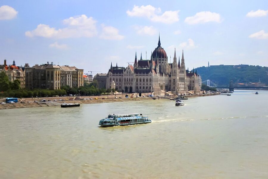 Budapest: Daytime Sightseeing Boat Cruise - Choosing the best time of day