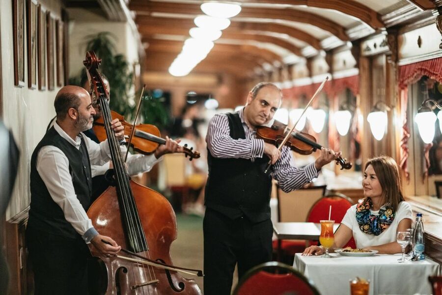 Budapest: Dinner Cruise with Live Music and Folk Dance Show - Small details that make the night better