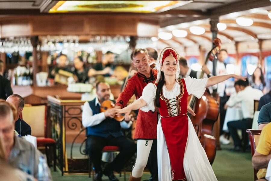 Budapest: Dinner Cruise with Live Music and Folk Dance Show - The folk dance show and the mood onboard
