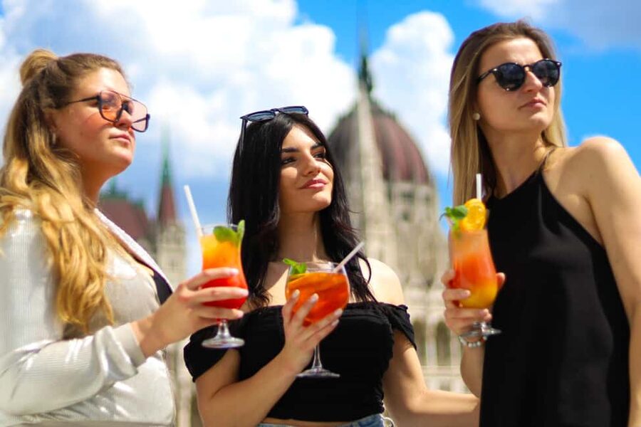 Budapest: Downtown Budapest Cocktail Cruise - Choosing the right deck and seat