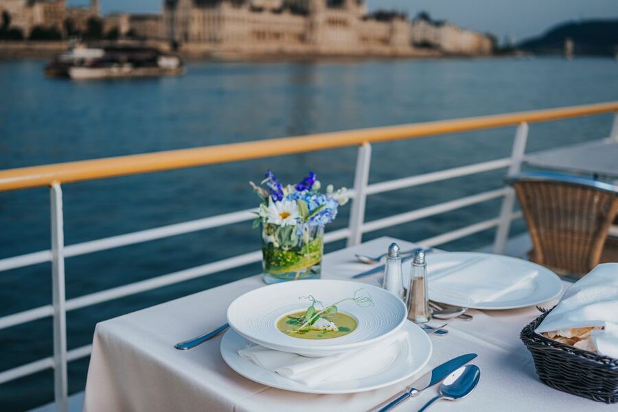 Budapest: Evening Cruise and Dinner with Welcome Drink - Setting out from Vigadó 6. kikötő