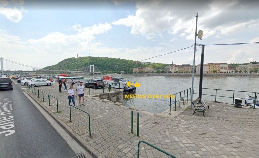 Budapest: Evening Cruise and Dinner with Welcome Drink - Service, atmosphere, and special occasions