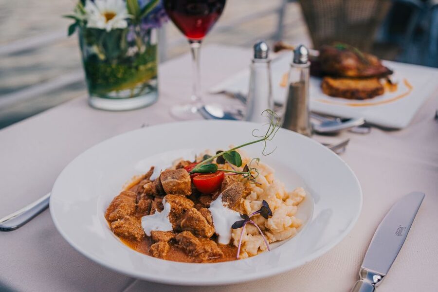 Budapest: Evening Cruise and Dinner with Welcome Drink - What the two-hour cruise actually includes