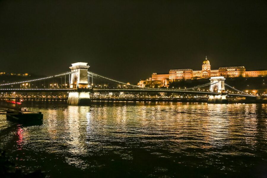 Budapest: Evening Cruise including Drinks and Live Music - Should you book the Gróf Széchenyi evening cruise?
