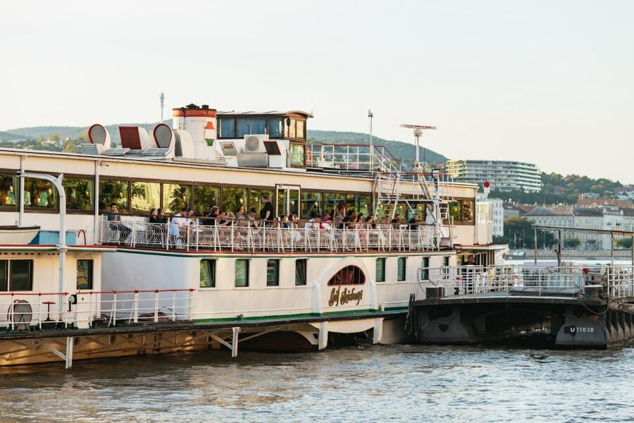 Budapest: Evening Cruise including Drinks and Live Music - Gellért Hill, the Citadella, and the southern Danube