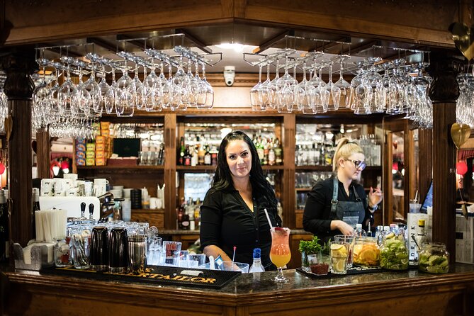 Budapest Evening Cruise with Entertainment and Drink Options - What the live music adds