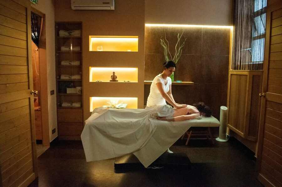 Budapest: Full-Day Gellért Spa Ticket - The indoor pools are the heart of the visit