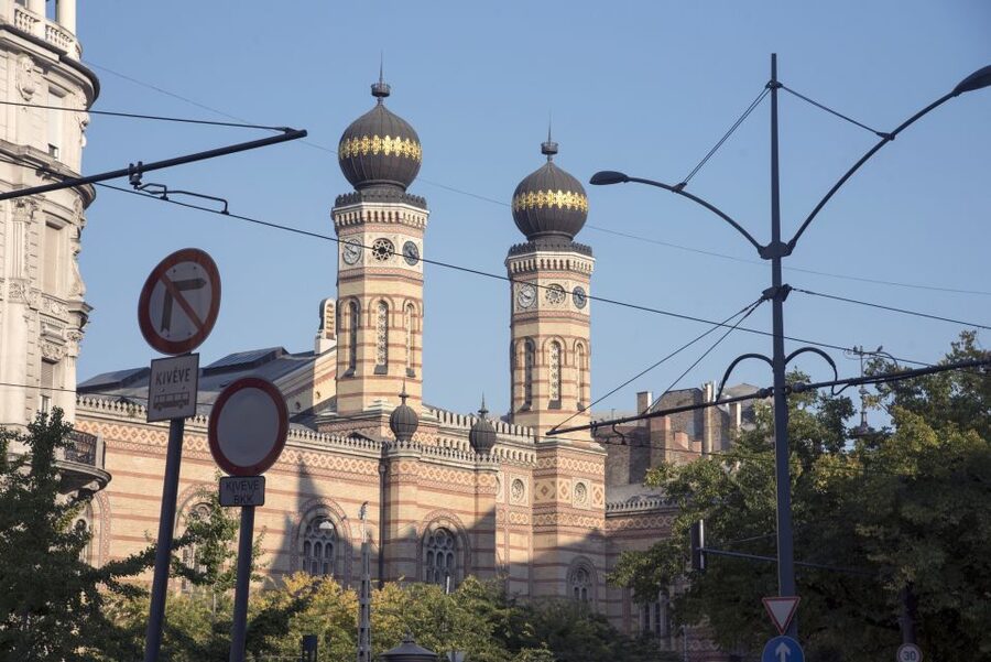 Budapest: Grand City Tour with Parliament Visit - Crossing Budapest’s bridges by bus