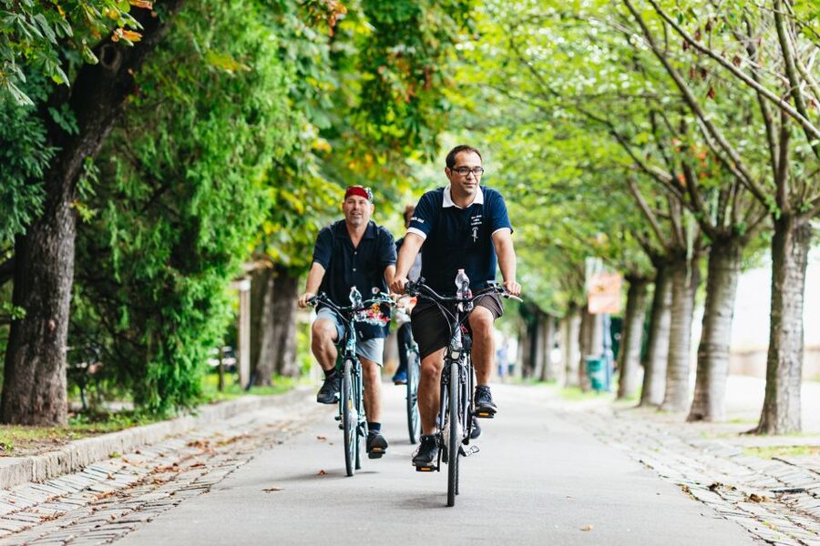 Budapest: Grand Sightseeing Bike Tour - What the guides add