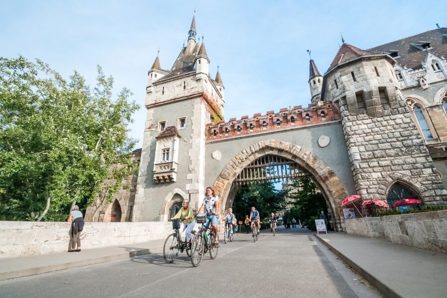 Budapest: Guided City Discovery Bike Tour - Who should book this ride?