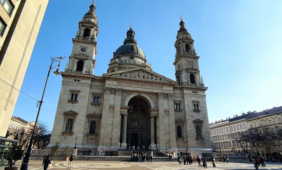 Budapest: Guided City Walking Tour in Buda and Pest - Reading Pest through its palaces and public squares