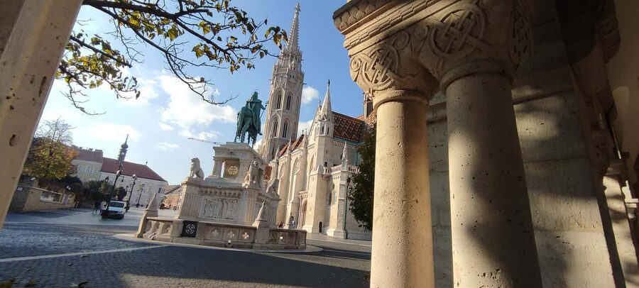 Budapest: Guided City Walking Tour in Buda and Pest - Meeting Gábor at St Stephen’s Basilica
