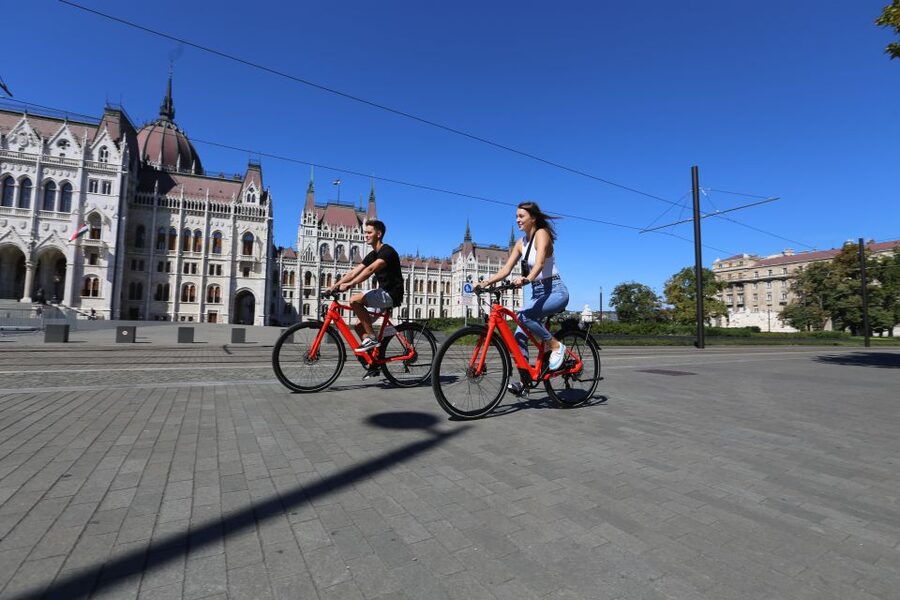 Budapest: Guided Downtown Electric Bike Tour - What the guide adds
