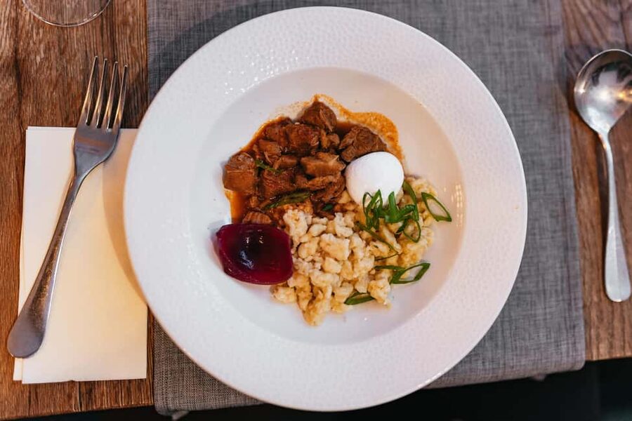 Budapest: Guided Foodie Walking Tour with Food and Drinks - Starting at the Kazinczy Street Synagogue