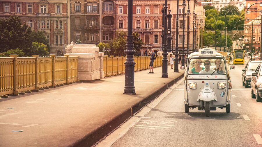 Budapest: Half-Day Exclusive Highlights Private Tour - Finding quieter corners beyond the main sights