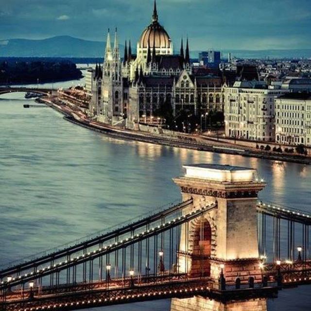 Budapest: Half-Day Highlights Small Group Private Tour - Crossing the Chain Bridge to Buda Castle