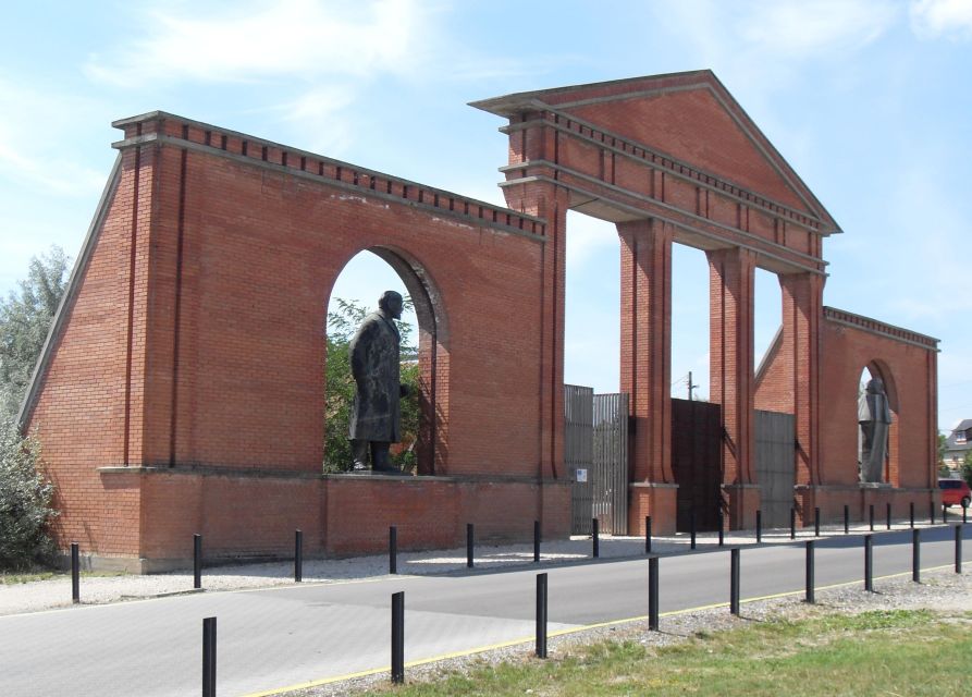 Budapest Half-Day Tour: Life Behind the Iron Curtain - Memento Park and its Communist statues
