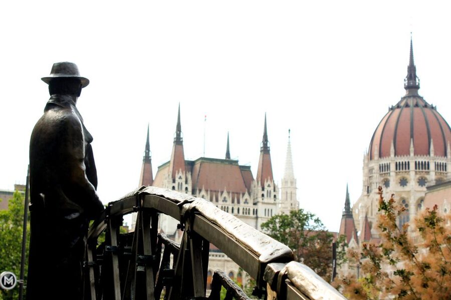 Budapest: Hammer & Sickle Communism Walking Tour - Meeting at Deák Ferenc Square