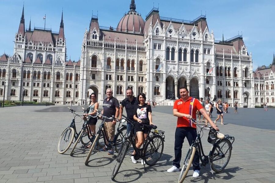 Budapest : Highlights & Hidden Gems Walking Tour - Starting at Szervita tér and finding your guide