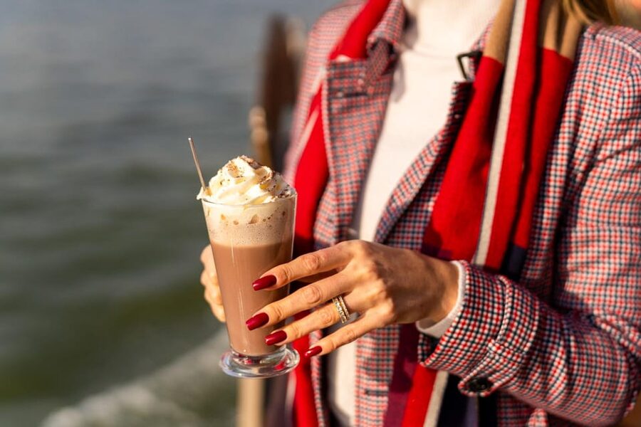 Budapest: Historic Cruise with Welcome Drink - Liberty Statue and Gellért Hill
