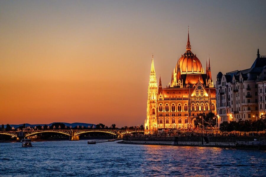 Budapest: Historic Cruise with Welcome Drink - Parliament Building: The Main Event