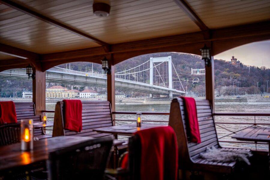 Budapest: Historic Cruise with Welcome Drink - Choosing the Best Time to Sail