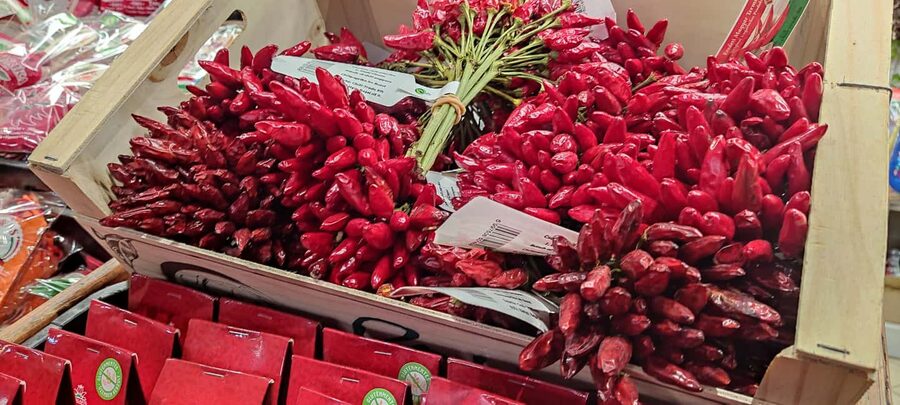 Budapest: Hungarian Cuisine in the Market Hall (german) - Beyond goulash: sweets, chocolate and regional flavor