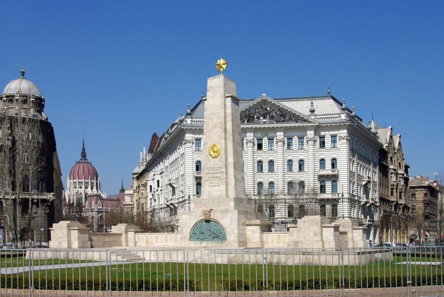 Budapest: Inner City Walking Tour in German - Pedestrian streets and the Mr. Safe surprise