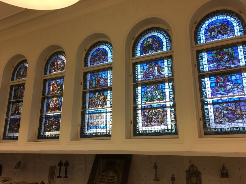 Budapest: Jewish Heritage Guided Tour with Synagogue Ticket - Remembering the dead at the cemetery and memorial park