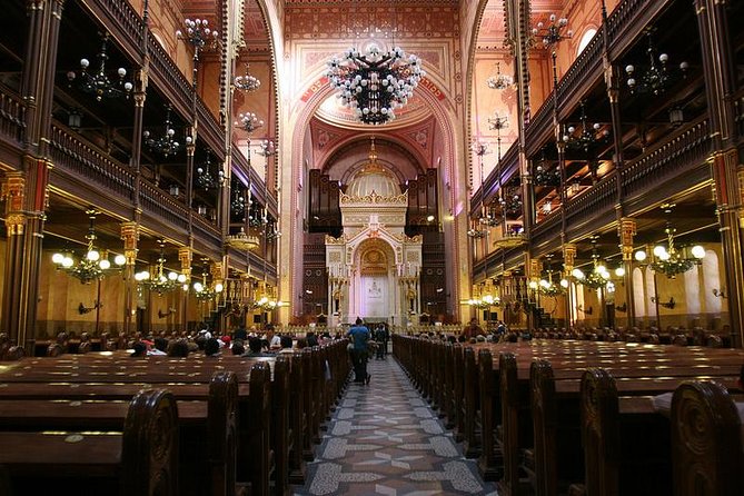 Budapest Jewish Heritage Memorial Walking Tour & Synagogue Entry - Entering the Great Synagogue on Dohány Street