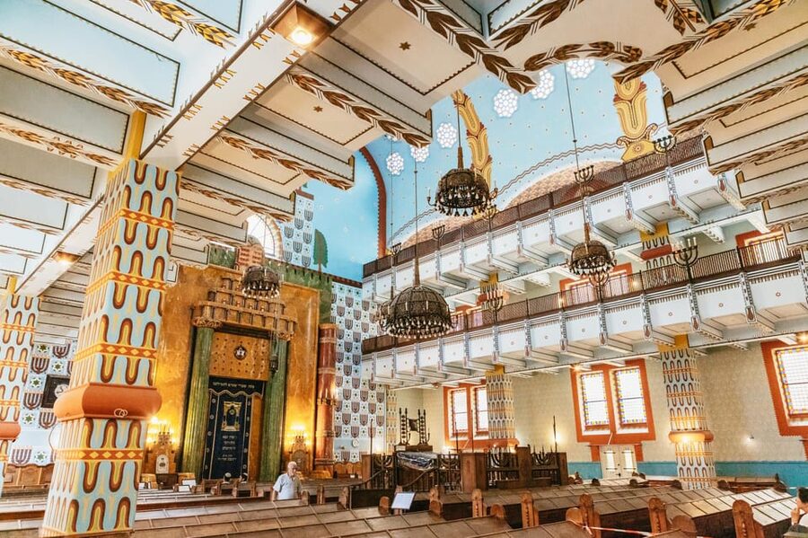 Budapest: Jewish History Guided Walking Tour with Historian - Starting at Erzsébet Square