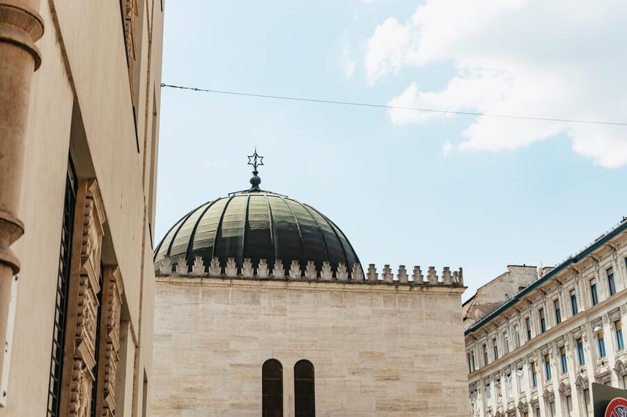 Budapest: Jewish History Guided Walking Tour with Historian - The guides and the value of a small group