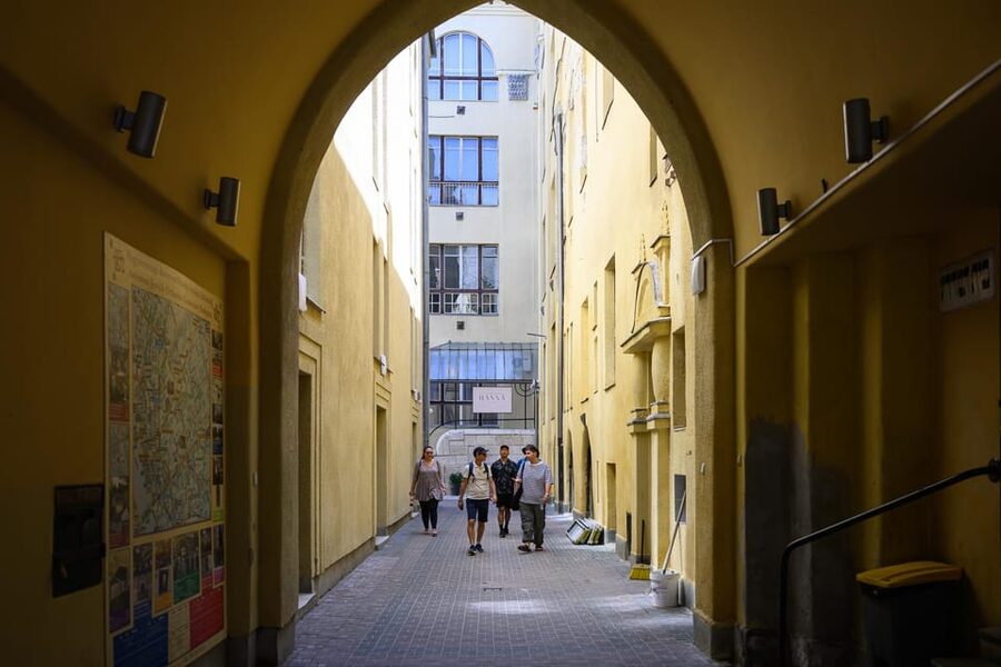 Budapest: Jewish History with Local Guide & Synagogue Ticket - The exclusive gallery visit