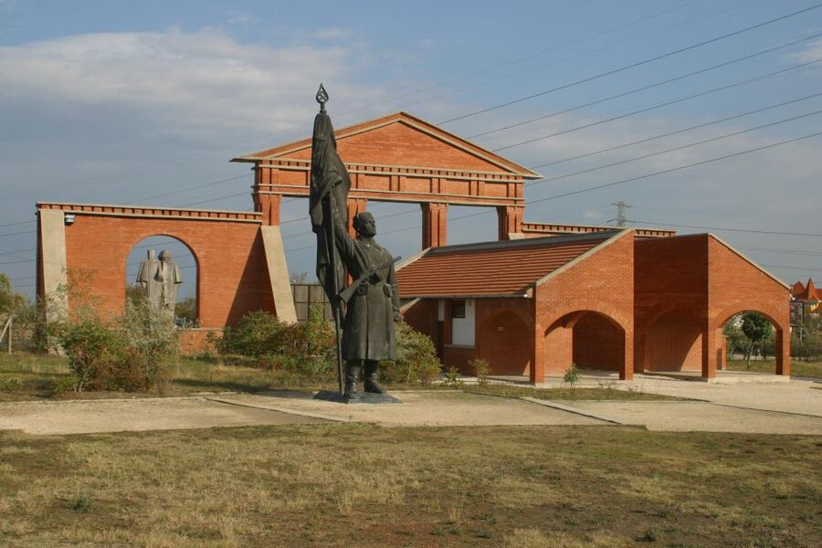 Budapest: Memento Park Ticket - Entering beneath Stalin’s grandstand