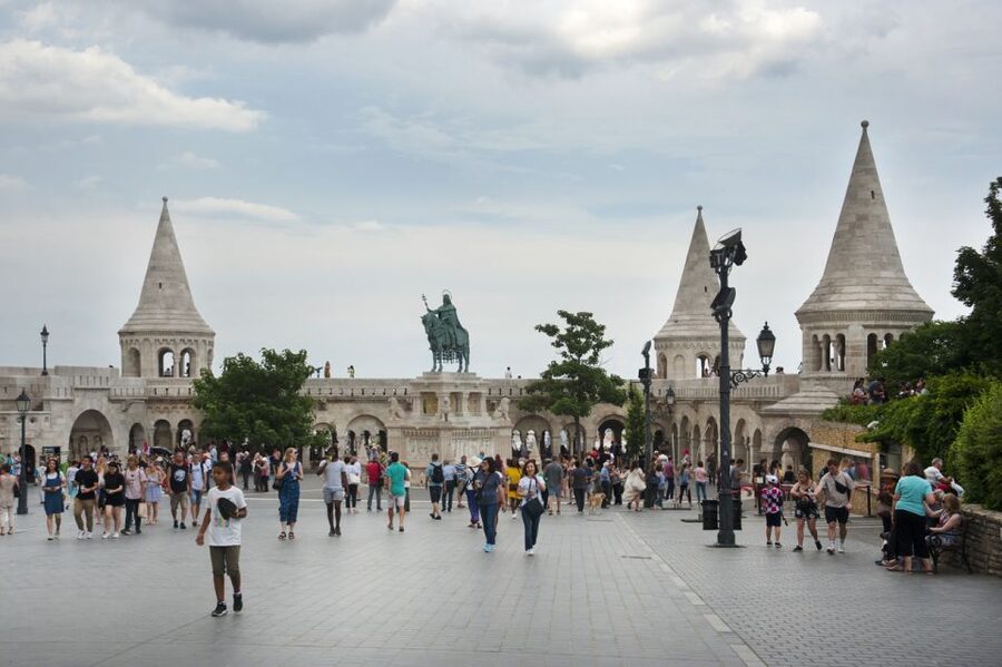 Budapest: Multilingual Highlights Tour - Guides, languages, and group style