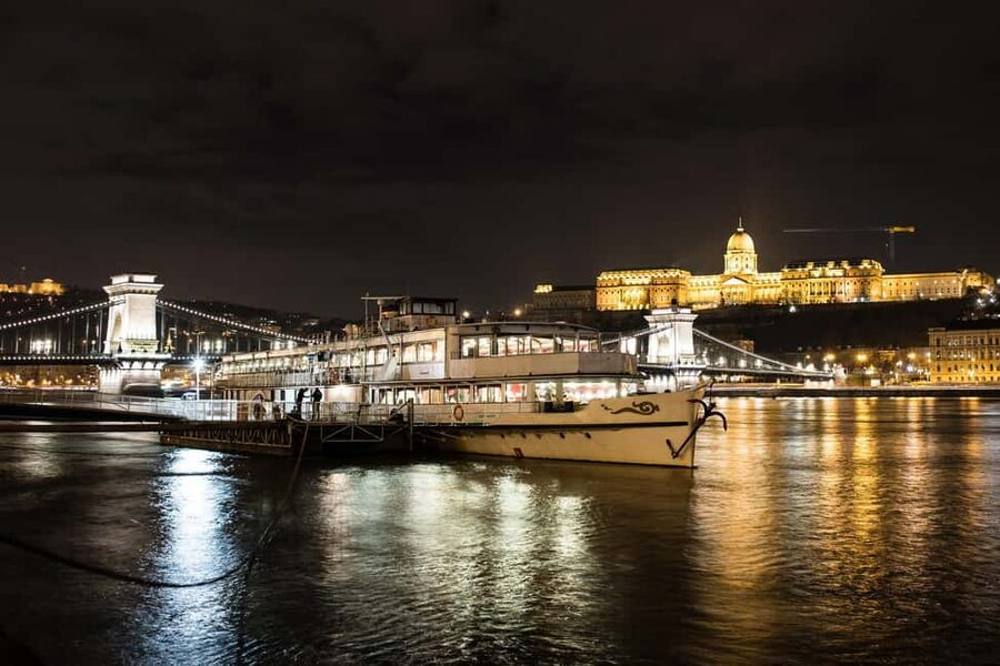 Budapest: New Year's Eve Party Cruise with Food & Live Show - My booking verdict