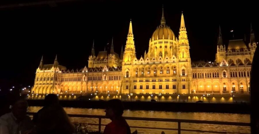 Budapest: Night Walking Tour with River Cruise and Wine - Why Budapest looks better after sunset